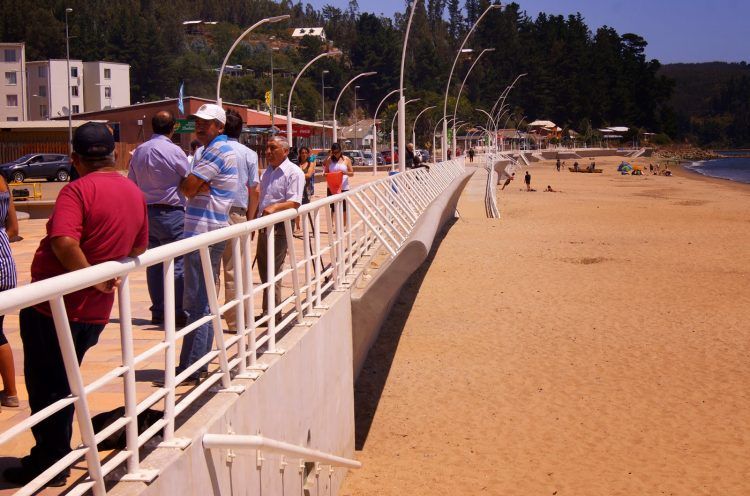 Analizan si las obras costeras de mitigación en Dichato pueden proteger a la ciudad de tsunamis como el ocurrido en 2010