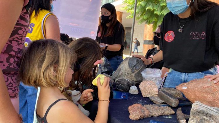 Erupción de un volcán a escala, talleres infantiles y vuelo de dron destacan en primera feria científica sobre volcanes en Chile