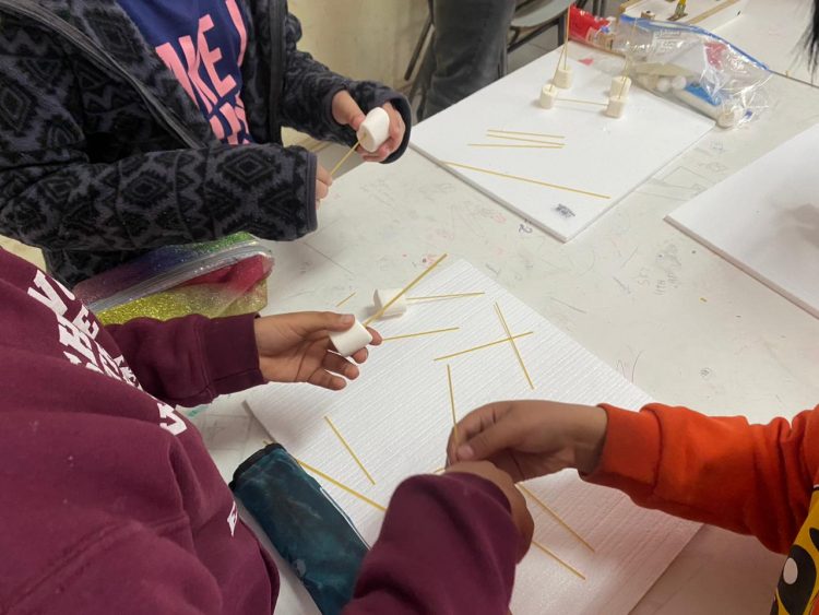 Estudiantes de enseñanza básica aprenden sobre Gestión del Riesgo de Desastres