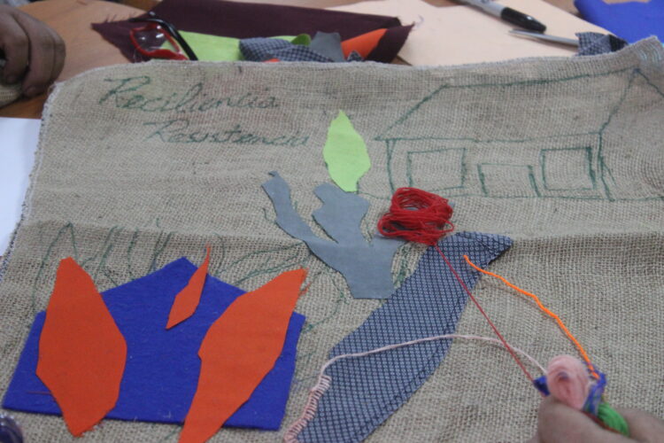 Vecinas de la Villa Camilo Henríquez participan en taller de DESARTES sobre la memoria del incendio
