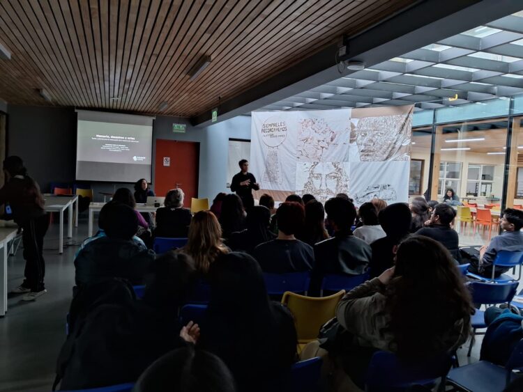 Vecinas de la Villa Camilo Henríquez participan en taller de DESARTES sobre la memoria del incendio